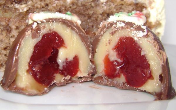 Bombom com Brigadeiro Branco e Cereja