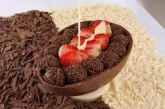 Ovo de Colher com Mousse de Chocolate e Morangos
